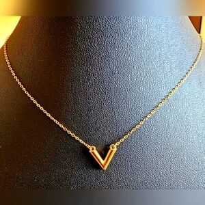 💕18k V necklace